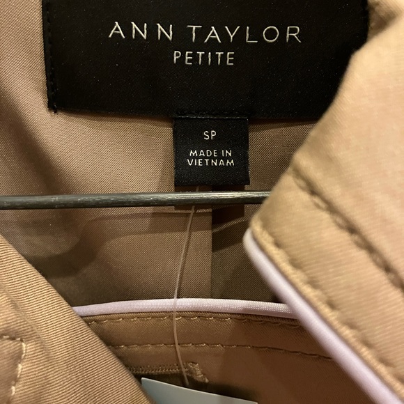 Brand new Ann Taylor double-breasted belted rain coat - Picture 3 of 5